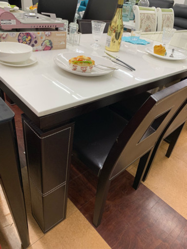 ダイニングテーブル。