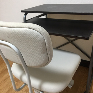 【お譲り先決まりました】パソコン用テーブル&椅子セットの画像
