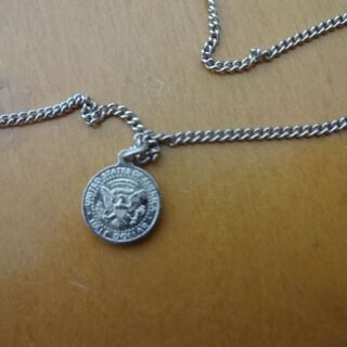 ケネディ 銀貨 チェーン LIBERTY 1964 IN GOD WE TRUST ケネディ JFK アメリカの画像
