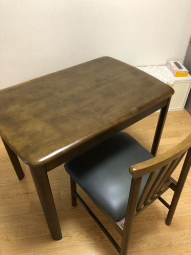 2人用のテーブルと椅子