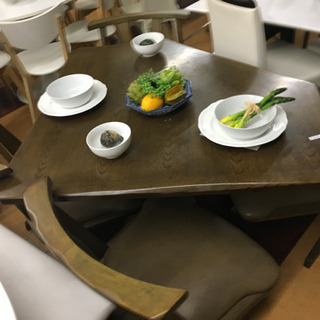 ダイニングテーブル。--