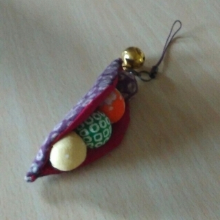 ハンドメイド　えんどう豆ストラップの画像
