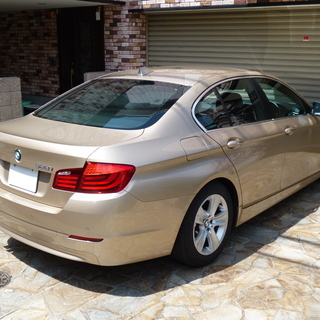 検査2年5月528i 希少色ミラノベージュ/デイライト/純正HDDナビ/idrive/2017年地図/ブラックレザー/シートヒーター/点検記録簿/HID/ミラーETCの画像