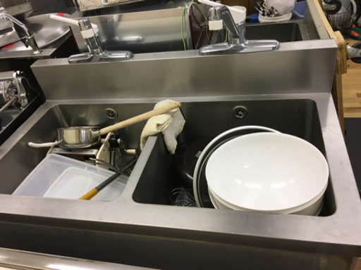 ステンレス製の作業テーブルなど