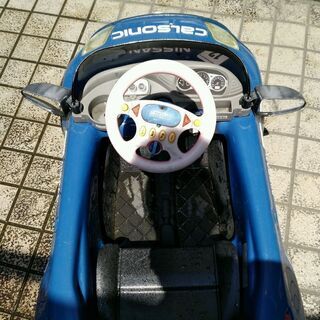 子供さんなら乗り込めるミニカー、動かない乗用カートの画像