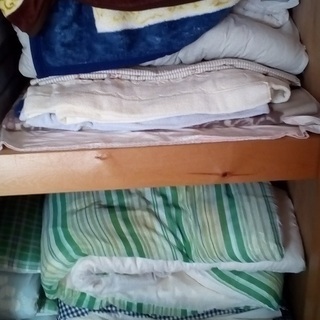 使わなくなったマット、敷布団、掛け布団、毛布・敷布・枕などの画像