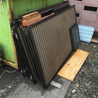 取り外したサッシと雨戸