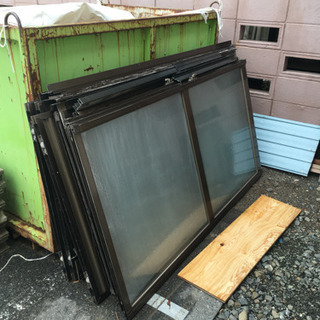 取り外したサッシと雨戸の画像