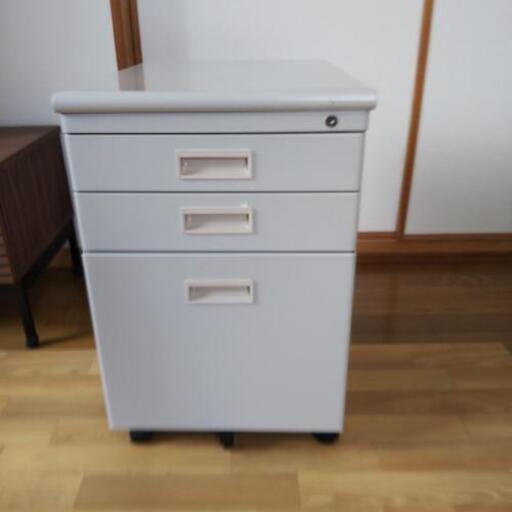 鍵つき キャビネット 収納棚