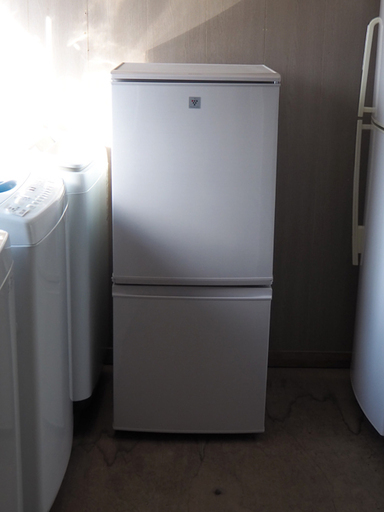 2016年製 美品 SHARP（シャープ） 高濃度プラズマクラスター7000 左右つけかえどっちもドア 137L 2ドア冷蔵庫【SJ-PD14B】◆