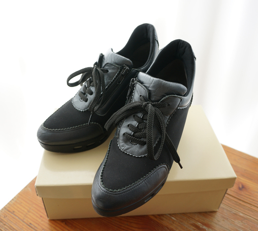値下げしました！！！今年人気のヒールスニーカー  ★POLA crea+mure★  23.0cmEEEE  定価：17000円  中古