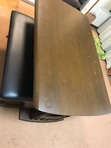 ダイニングテーブルとベンチ