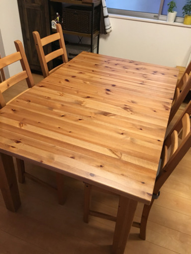 テーブル広げられます。椅子6脚付き