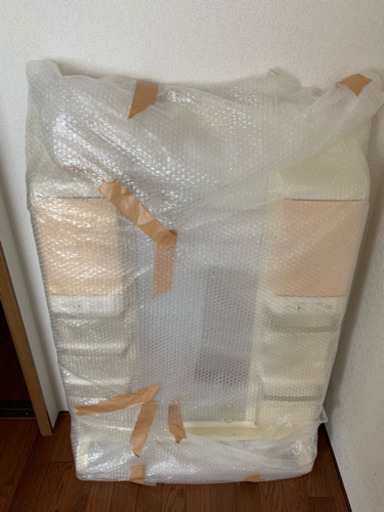 一軒家によくある洗面所の鏡と洗面道具入れるやつ