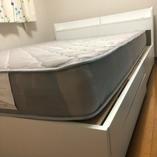 ダブルベッド、コイルマットレス