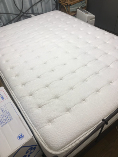 ダブルベッドのマットレスのみです。