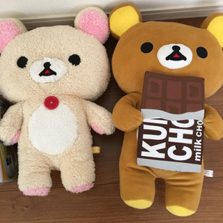 大きめりらっくま ぬいぐるみとグラスの画像