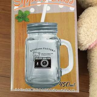 大きめりらっくま ぬいぐるみとグラスの画像