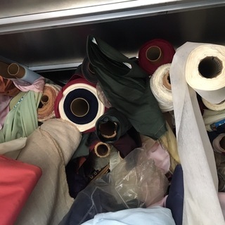 刺繍屋さんの閉店処分時に預かった大量の反物(目測500kg)です。　着物　布などの画像