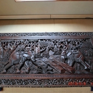 木彫りの座卓の画像