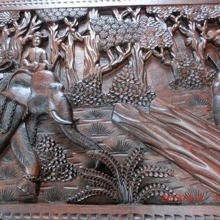 木彫りの座卓の画像