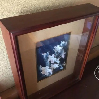 木枠の花の絵画の画像