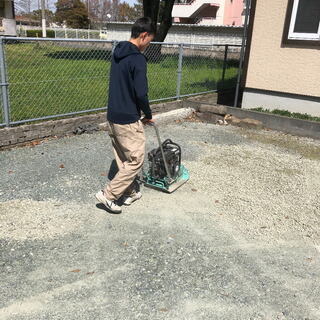 (1) 草刈り、草抜き、除草剤の散布、砂利敷、庭掃除、お庭・植木のお手入れを格安料金で承ります。 - 地元のお店