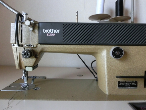 ブラザー高速一本針　工業用ミシンＤＢ２－Ｂ７３７－３１３　自動糸切ＮＧ　付属多数あり