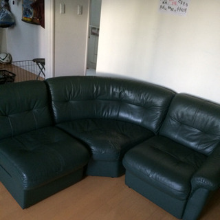 コーナーリングのある連結ソファーです。