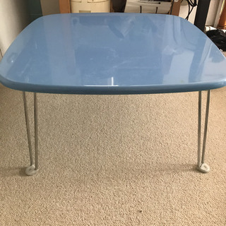 青色のローテーブルの画像