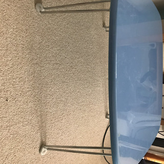 青色のローテーブルの画像