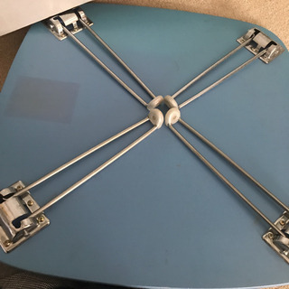 青色のローテーブルの画像