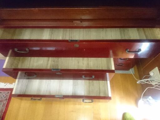 ☆ 奈良市での引き取り!! さりげなくも華やか!! 手頃な大きさ!! 高い気密性 漆塗り 着物箪笥 欅フレーム 桐の棚 ☆