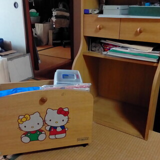値下げ！キティーちゃんの絵柄の付いた収納棚の画像