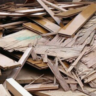 木屑拾い仕分け作業