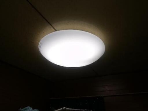 シーリングライト LED１つ／蛍光灯タイプ１つ