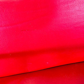 真っ赤で可愛い2人掛けソファの画像