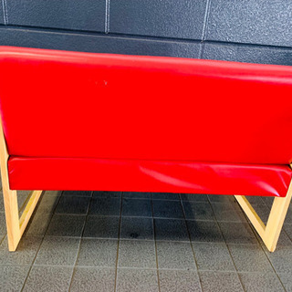 真っ赤で可愛い2人掛けソファの画像