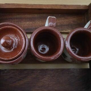 ベネズエラ 　陶器ミルク入れ２個＆砂糖入れ　木製トレイ付　の画像