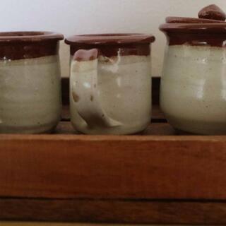 ベネズエラ 　陶器ミルク入れ２個＆砂糖入れ　木製トレイ付　の画像