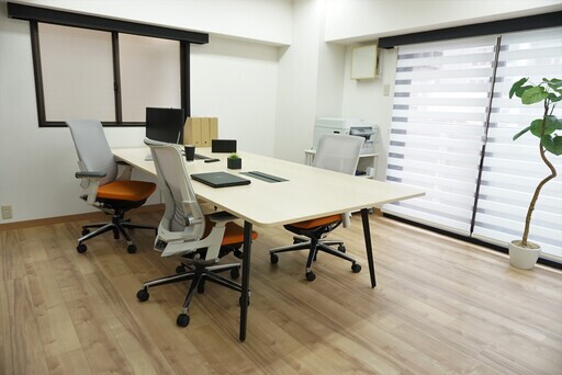 フリーアドレスデスク(UCHIDA) 　280 x 120cm　（定価29万円）