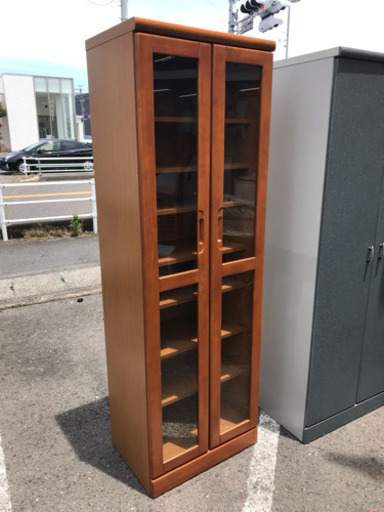 ガラス扉の本棚
