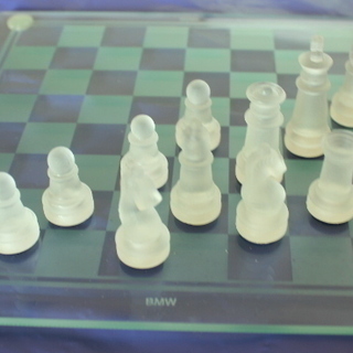 BMWロゴ入りミニチェスセットの画像
