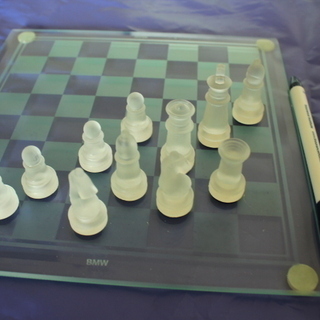 BMWロゴ入りミニチェスセットの画像