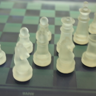 BMWロゴ入りミニチェスセットの画像