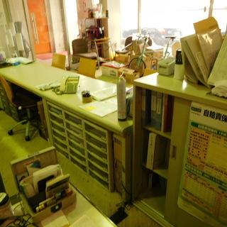 写真に写っている家具類のみ　カウンター　イス　応接セット　など1...