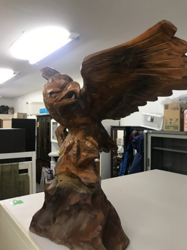 木彫り　鷹の置物　中古　リサイクルショップ宮崎屋19.11.6