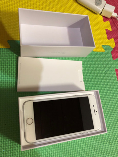 auで購入したiPhone8 64GB シルバー 本体　携帯電話