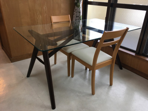 ガラス製のダイニングテーブル