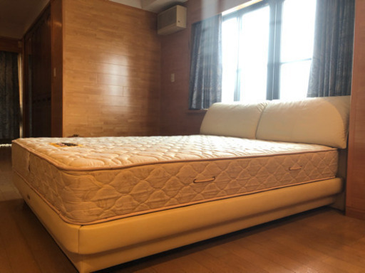 シモンズ クイーンサイズ ベッド＆マットレス